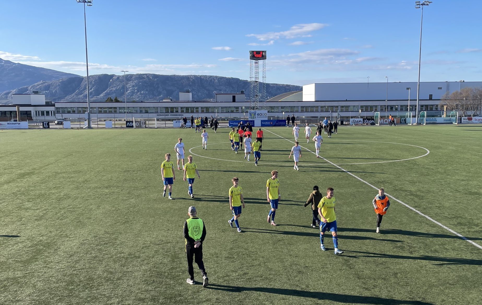 Poengdeling i vårsola på Stamnes Arena